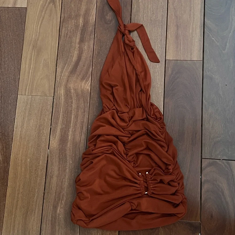 Pretty Little Thing  Rust  Ruched Dress - Picture 2 of 3